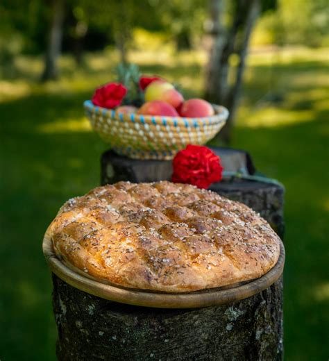 Ilustracija belokranjske pogače z zrezano mrežo in posuto s kumino in soljo