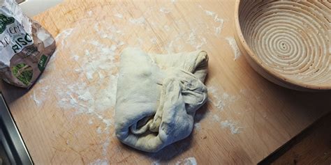 Prikaz korakov priprave belokranjske pogače: gnetenje testa, vzhajanje, oblikovanje, rezanje in premaz