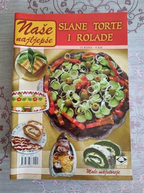 slika zvite borovnične rolade pred okrasitvijo