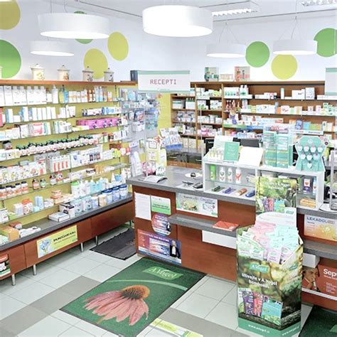 Tematska fotografija: Notranjost lekarne s farmacevtom, ki svetuje