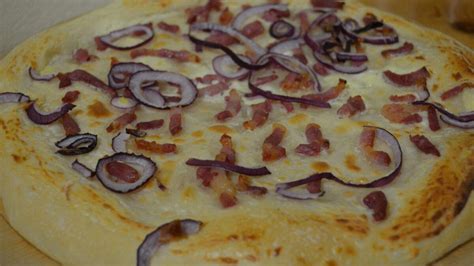 Prikaz sestavin za nadev (kruh, panceta, čebula, zelišča)