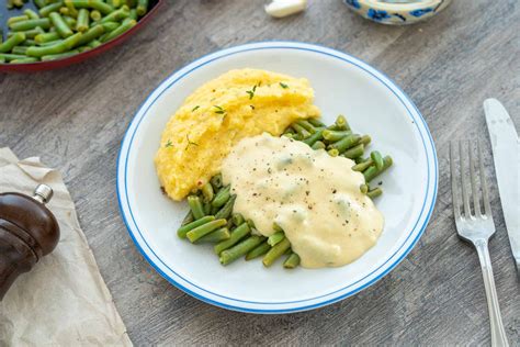 postrežen stročji fižol z gorgonzolino omako in poširanim jajcem
