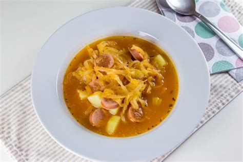enolončnica s krompirjem in kislim zeljem med kuhanjem