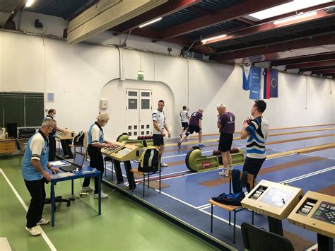 Ilustracija profesionalnega strežnika, ki sprejema naročilo pri gostih.