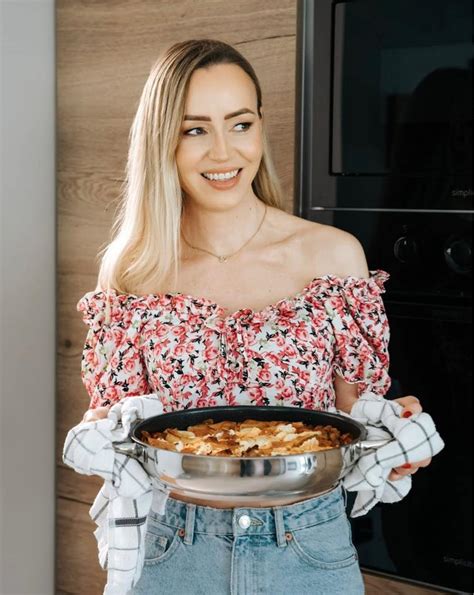 fotografija zlate pečene pite, narezane na kose, s poudarkom na hrustljavi skorji in bogati notranjosti