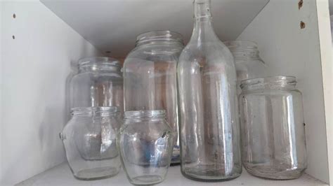 različne vrste posod za kisanje zelja: stekleni kozarci, keramični lonci z vodno zaporo, plastične posode