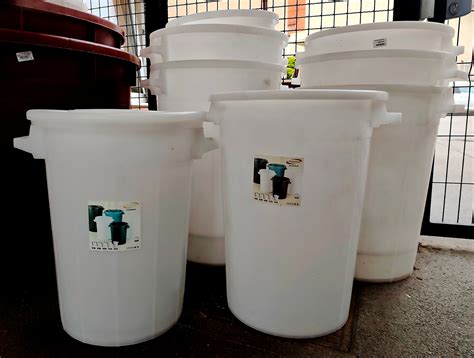 prikaz polnjenja posode za kisanje zelja, natančno potlačeno zelje, dodajanje tekočine in pritisk s kamnom