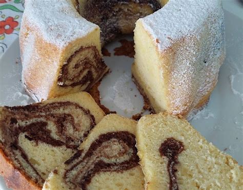 slika okusnega marmornega kolača v prerezu, ki prikazuje značilen vzorec