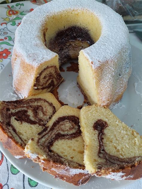 slika ohlajenega marmornega kolača, pripravljenega za postrežbo