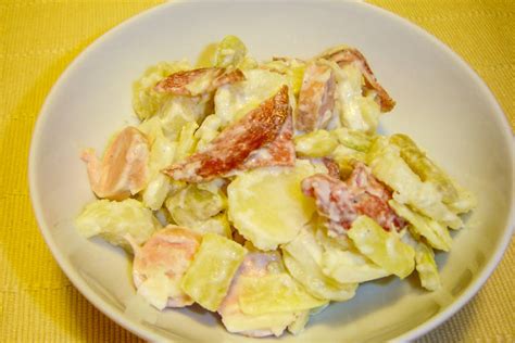 Topla krompirjeva solata s hrustljavo slanino in bučnim oljem