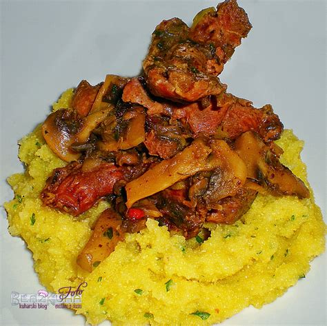 priprava piščančjih želodčkov, lonec z želodčki na štedilniku