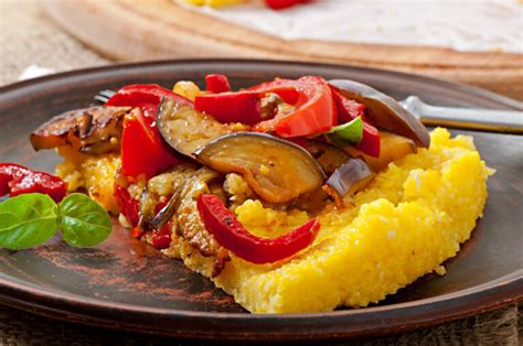 Tematska fotografija: Polenta z raznobarvno zelenjavo