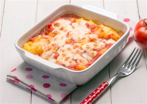 Pečena polenta s paradižnikom, mocarelo in zelišči