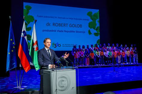 fotografija nasmejanega mladeniča, ki ponuja roko dekletu