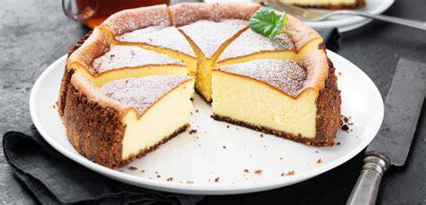 pečen cheesecake z mascarponejem in piškotnim dnom
