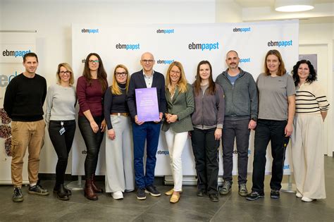 Skupina zaposlenih in družinskih članov slaščičarne Berzo med jutranjo kavo