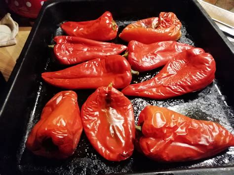 Sveže rdeče paprike na tržnici, ki prikazujejo njihovo čvrstost in sijočo barvo