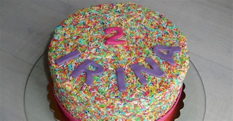 Igriva večstopenjska torta s pisanimi pikami in citatom