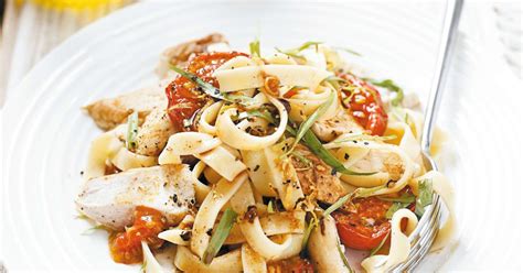 Pripravljeni rezanci s piščancem in gobami