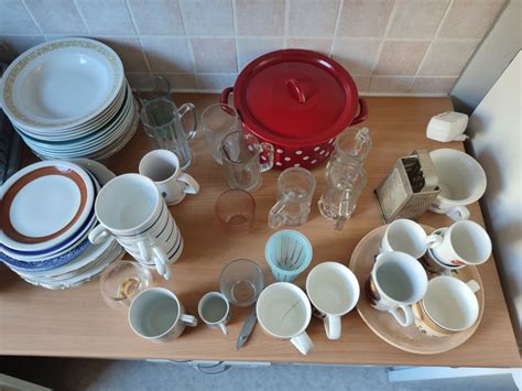 Različni modeli KitchenAid posode v različnih barvah in materialih