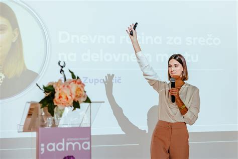 Ženska, ki se pogovarja s strokovnjakom v diskretnem okolju