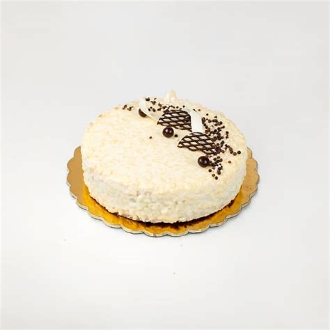 Tematska fotografija torte s tremi čokoladami, prerezana, da se vidijo plasti