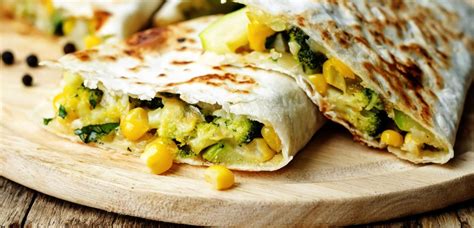 Tortilja čips z omakami in sirom