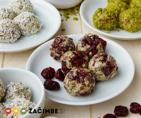 Veganske bučne energijske kroglice, oblikovane kot mini buče
