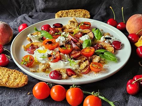 Sestavljen krožnik poletnega kuskusa s piščancem, tzatzikijem in češnjevimi paradižniki