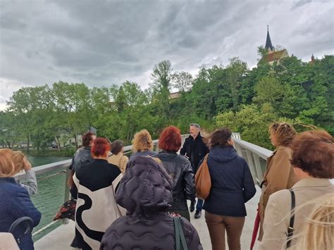Tematska fotografija: parna skleda fižolove juhe ob oknu v deževnem jesenskem dnevu