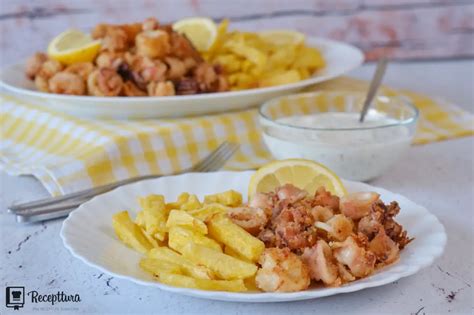 Fotografija krožnika s sveže ocvrte lignje in ribami