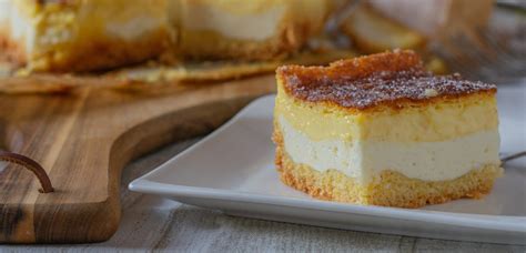 fotografija klasične pečene skutine torte s kremasto strukturo