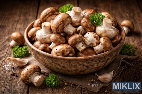 slika sveže nabranih divjih zelišč in riža