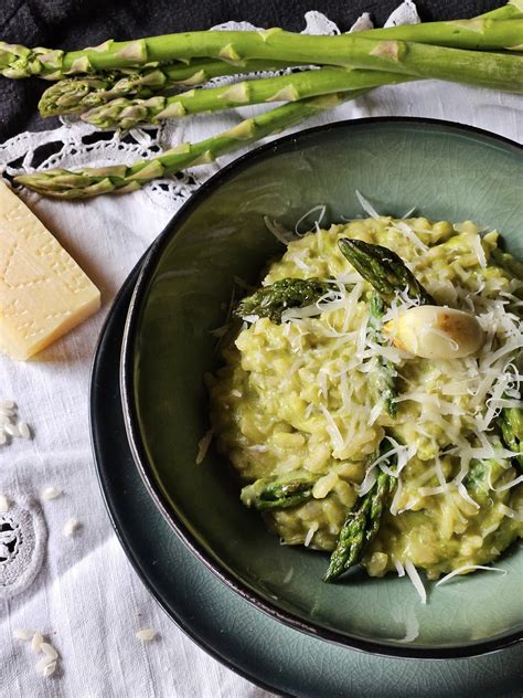 slika pripravljene rižote s šparglji in zelišči