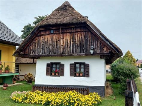 Fotografija kmečke hiše v gorah, ki ponuja regionalne specialitete