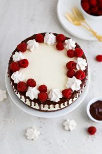 Tematska fotografija večplastne torte z belo kremo in malinami