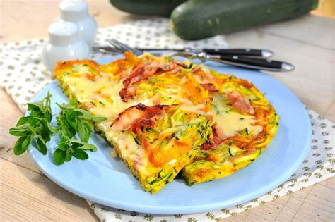 Fotografija omlete z bučkami in panceto