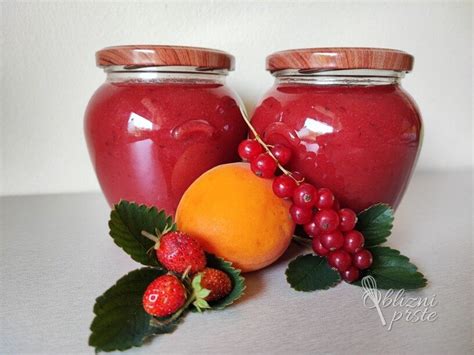 priprava rabarbare in jagod za marmelado