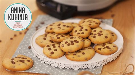 Fotografija pekača s sveže pečenimi čokoladnimi cookiji