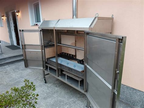 Prikaz celega odojka, pripravljenega za peko z vstavljeno steklenico