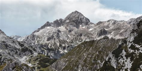 Tematska fotografija gorenjske pokrajine z alpskimi vrhovi v ozadju