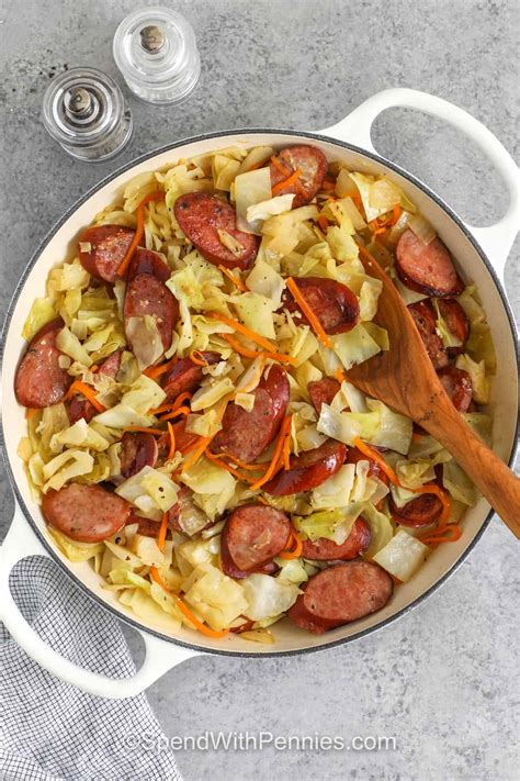 Step-by-step photos of preparing stewed cabbage and sausage in a pan