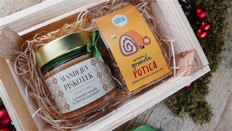 elegantno pakirana tradicionalna potica kot darilo
