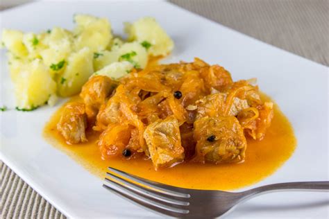 Sestavine za segedin: kocke svinjskega mesa, kislo zelje, čebula, česen, slanina in začimbe