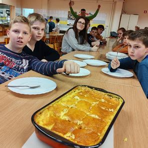 fotografija zlato zapečenega riževega narastka v keramičnem pekaču