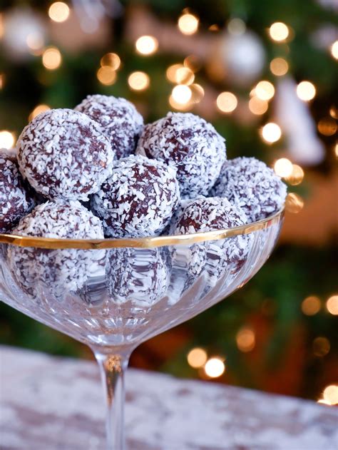 rumove kroglice v pisanih papirnatih posodicah