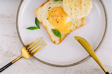 Thematično foto popolnega poširanega jajca na toastu z zelenjem