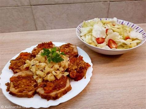 fotografija končne jedi: zlato rjavo pečena polnjena svinjska ribica, postrežena na krožniku