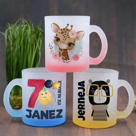 Primerjava dizajnov na papirnatih in plastičnih skodelicah