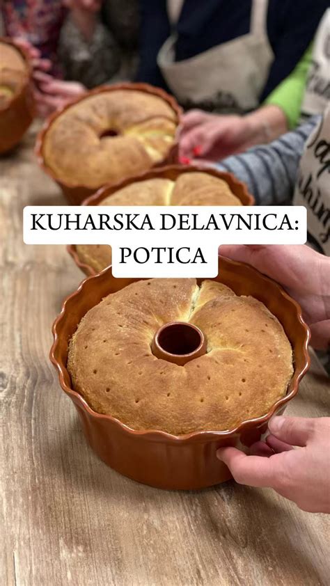 Fotografija prerezane potice brez vzhajanja z bogatim nadevom